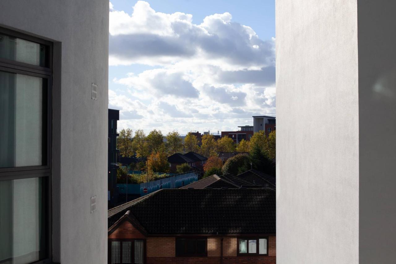 Serviced Apartment In Liverpool City Centre - Free Parking - Balcony - By Happy Days Kültér fotó