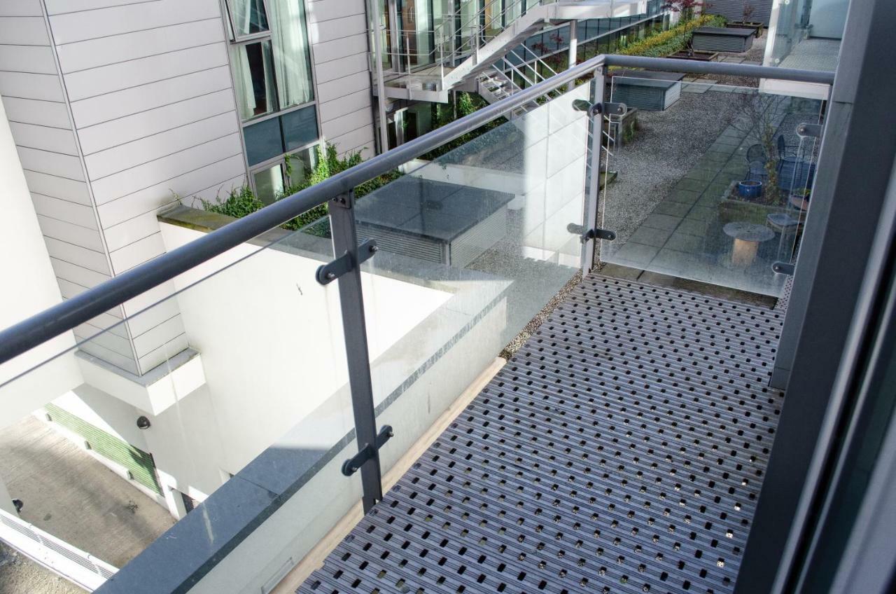 Serviced Apartment In Liverpool City Centre - Free Parking - Balcony - By Happy Days Kültér fotó