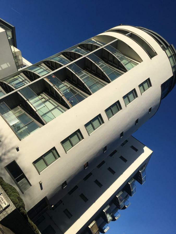 Serviced Apartment In Liverpool City Centre - Free Parking - Balcony - By Happy Days Kültér fotó